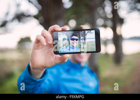 Selfie di un runner sul display di uno smartphone Foto Stock