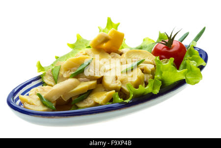 Funghi marinati in bianco piattino isolato su bianco Foto Stock