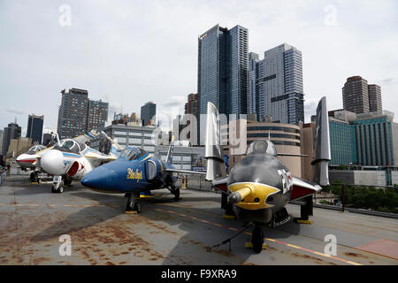 Il ponte di volo della USS Intrepid portaerei.Intrepid Sea, Air & Space Museum. Manhattan, New York City, Stati Uniti d'America Foto Stock