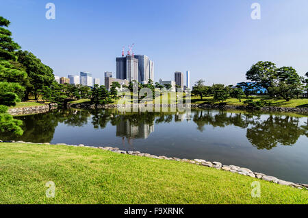 Giappone Tokyo, quartiere Sumida, alto-aumento edifici residenziali, fiume Sumida e parco Foto Stock