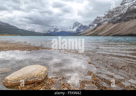 Atmosfera serena e splendida vista sul lago di prua nel Parco Nazionale di Banff, montagne rocciose, Alberta, Canada, America del Nord. Foto Stock