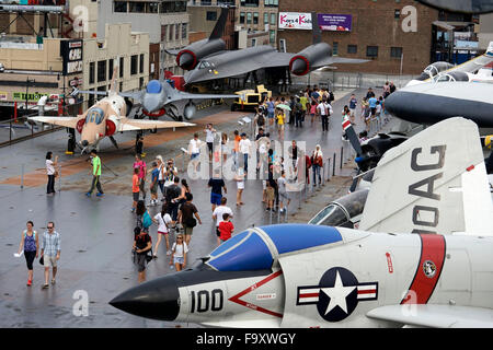 Visitatori presso il ponte di volo della USS Intrepid portaerei.Intrepid Sea, Air & Space Museum. Manhattan, New York City, Stati Uniti d'America Foto Stock