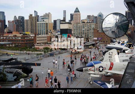 Il ponte di volo della USS Intrepid portaerei.Intrepid Sea, Air & Space Museum. Manhattan, New York City, Stati Uniti d'America Foto Stock