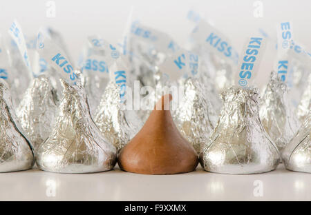 Hershey's baci, fondo piatto teardrops, cioccolato al latte. Foto Stock