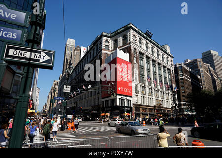 Giorno tempo vista di Macy's Department Store di Herald Square a New York con l'intersezione di Broadway e 34th Street in vista, STATI UNITI D'AMERICA Foto Stock