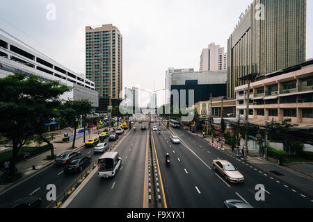 Vista del traffico su Thanon Si Ayutthaya, a Bangkok, in Thailandia. Foto Stock