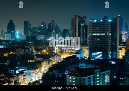 Vista dei grattacieli di notte a Bangkok, in Thailandia. Foto Stock