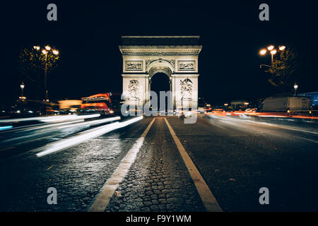 Il traffico su Avenue des Champs-Élysées e l'Arco di Trionfo di notte a Parigi, Francia. Foto Stock