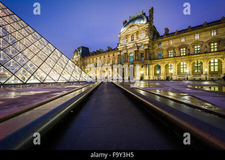 Il Lourve di notte, a Parigi, Francia. Foto Stock