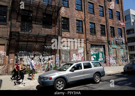Il passaggio pedonale di un vecchio edificio coperto di graffiti di Williamsburg.Brooklyn. New York. Stati Uniti d'America Foto Stock
