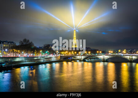 La tour Eiffel e la Senna di notte, a Parigi, Francia. Foto Stock