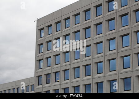 Finestre quadrate di un edificio in cemento con un modello regolare Foto Stock