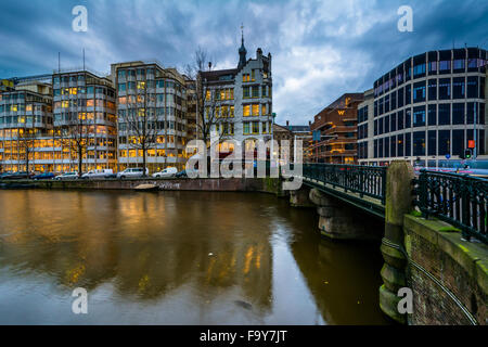 Edifici e ponte sul canale Singel, di Amsterdam, in Olanda. Foto Stock