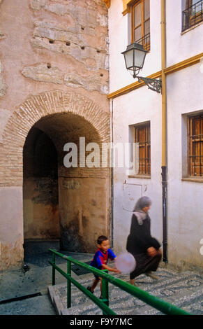 Arco de Las Pesas (arc pesi).Vicino a Plaza Larga. Quartiere Albaicín. Granada, Andalusia, Spagna Foto Stock