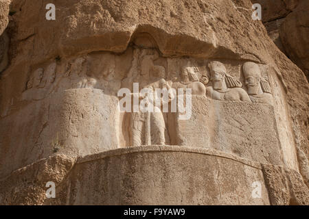 Rilievi di roccia e tombe a Naqsh-e Rustam, Iran Foto Stock