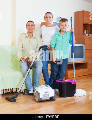 Famiglia ordinaria di tre terminato i lavori di casa in casa Foto Stock