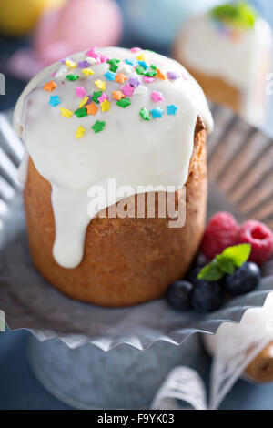 Pasqua tradizionale torta yeasted con smalto bianco e colorato spruzza Foto Stock