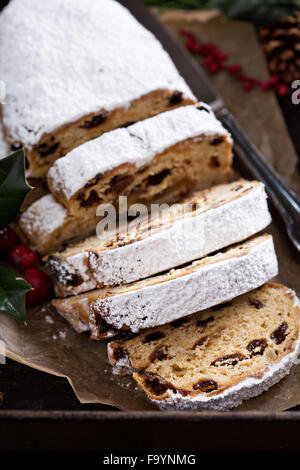 Lo Stollen di natale con la frutta secca e marzapane servito con tè e decorazioni Foto Stock