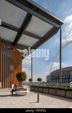 Brent Civic Center e Wembley Libreria. Una grande e moderna struttura, con piena lunghezza di legno e di pannelli di vetro e tetto aggettante. Foto Stock