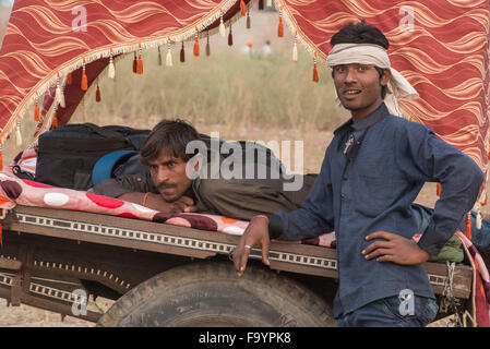 Due giovani uomo prendendo una pausa, Camel Fair, Pushkar Foto Stock