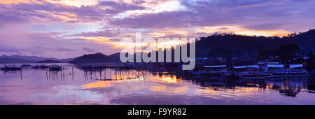 Rosa grazioso Orange Sky cloudscape sull isola con la riflessione e di legno tradizionali barche filippino al tramonto sull'Isola di Coron Foto Stock