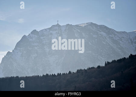 Montagne di Bucegi, parte dei Carpazi mountain range, in inverno con gli eroi croce sulla sommità del picco di Caraiman. La Croce è Foto Stock