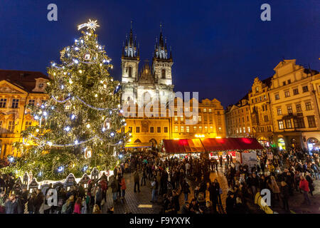 Tradizionale mercatino di Natale di Praga in Piazza della Città Vecchia. Praga, Repubblica Ceca, mercato di Natale in Europa Foto Stock