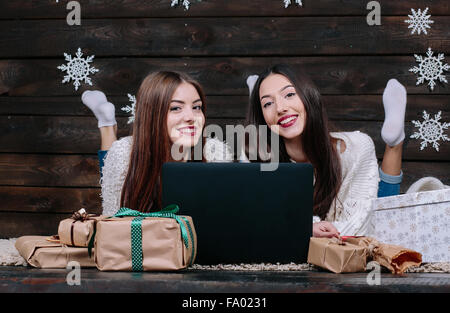 Due belle ragazze giacciono sul pavimento Foto Stock