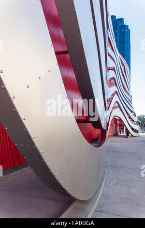 Dettaglio della parte esterna della architettura contemporanea di Petersen Automotive Museum di Los Angeles. Foto Stock