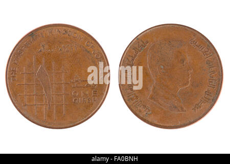 Uno jordanian Qirsh coin closeup isolati su sfondo bianco. Foto Stock