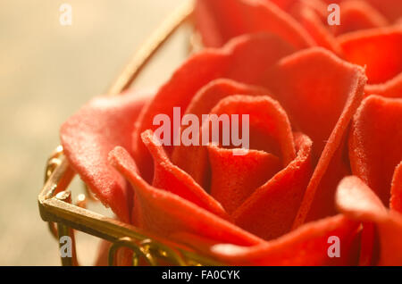 Cestino con rose di sapone e altri fiori di sapone isolato su bianco Foto  stock - Alamy