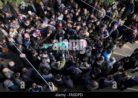 La striscia di Gaza e la striscia di Gaza city di Khan Younis. Xix Dec, 2015. Persone in lutto portano il corpo del palestinese Mahmoud Al-Aga, 20, al suo funerale nel sud della striscia di Gaza city di Khan Younis, sul dicembre 19, 2015. Al-Aga è stato ucciso dalle truppe israeliane durante gli scontri con i dimostranti palestinesi il venerdì, i medici hanno detto. Credito: Khaled Omar/Xinhua/Alamy Live News Foto Stock