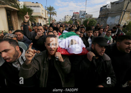 La striscia di Gaza e la striscia di Gaza city di Khan Younis. Xix Dec, 2015. Persone in lutto portano il corpo del palestinese Mahmoud Al-Aga, 20, al suo funerale nel sud della striscia di Gaza city di Khan Younis, sul dicembre 19, 2015. Al-Aga è stato ucciso dalle truppe israeliane durante gli scontri con i dimostranti palestinesi il venerdì, i medici hanno detto. Credito: Khaled Omar/Xinhua/Alamy Live News Foto Stock