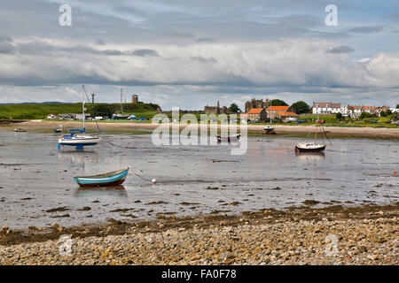 A Isola Santa; spiaggia e barche di Northumberland, Regno Unito Foto Stock