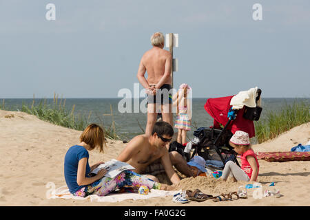 Affluenza di turisti a Palanga sulla spiaggia di Agosto 02, 2015 a Palanga Foto Stock