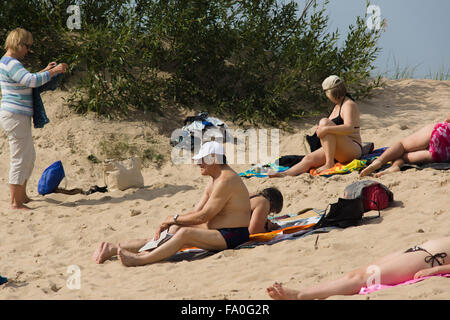 Affluenza di turisti a Palanga sulla spiaggia di Agosto 02, 2015 a Palanga, Lituania. Foto Stock