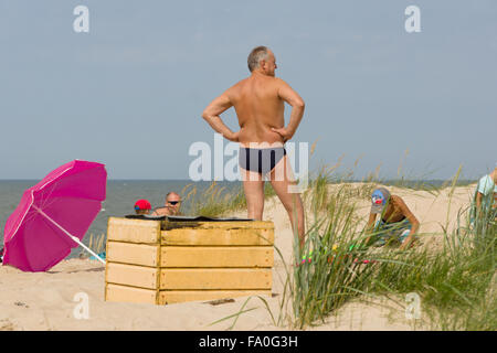 Affluenza di turisti a Palanga sulla spiaggia di Agosto 02, 2015 a Palanga, Lituania. Foto Stock