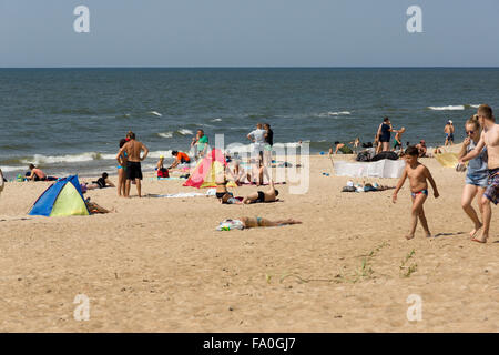 PALANGA, Lituania - agosto 02: affluenza di turisti a Palanga sulla spiaggia di Agosto 02, 2015 a Palanga, Lituania. Foto Stock