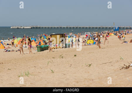 Affluenza di turisti a Palanga sulla spiaggia di Agosto 02, 2015 a Palanga, Lituania. Foto Stock