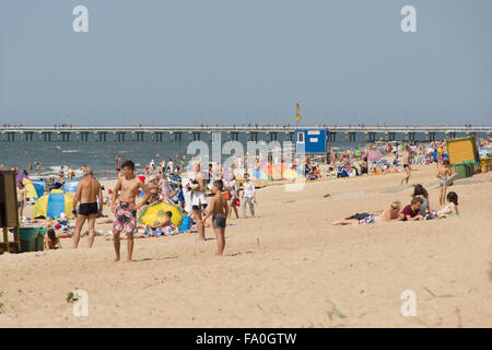 PALANGA, Lituania - agosto 02: affluenza di turisti a Palanga sulla spiaggia di Agosto 02, 2015 a Palanga, Foto Stock