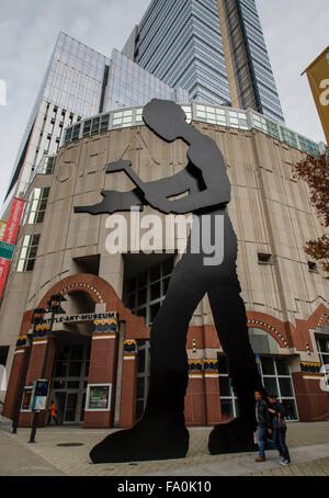 Uomo di piantaggio esterno il Seattle Art Museum, 1° Avenue, Seattle Washington STATI UNITI D'AMERICA Foto Stock