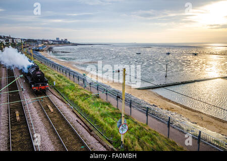 "Le cattedrali Express' - trainati da LMS Stanier Class 5 4-6-0 45407 'Il Lancashire Fusilier' - 'Black 5'. Di proprietà di ingegneria ferroviaria azienda Riley e figlio. Visto qui passando attraverso Chalkwell lungo l'estuario del Tamigi a sunrise Foto Stock
