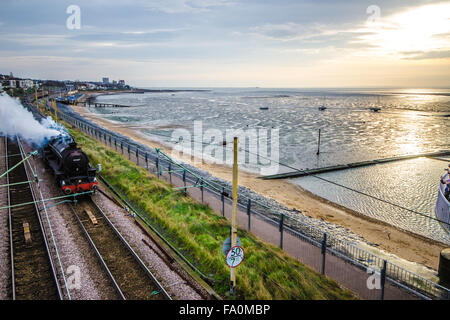 "Le cattedrali Express' - trainati da LMS Stanier Class 5 4-6-0 45407 'Il Lancashire Fusilier' - 'Black 5'. Di proprietà di ingegneria ferroviaria azienda Riley e figlio. Visto qui passando attraverso Chalkwell lungo l'estuario del Tamigi a sunrise Foto Stock