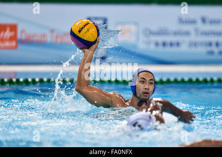 Foshan, la Cina della provincia di Guangdong. Xix Dec, 2015. Okawa Keigo del Giappone compete durante gli uomini asiatici Pallanuoto campionato match contro l'Arabia Saudita, in Foshan, Cina del sud della provincia di Guangdong, Dic 19, 2015. Il Giappone ha vinto 31-1. © Mao Siqian/Xinhua/Alamy Live News Foto Stock