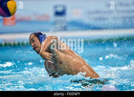 Foshan, la Cina della provincia di Guangdong. Xix Dec, 2015. Kadono Yuki del Giappone compete durante gli uomini asiatici Pallanuoto campionato match contro l'Arabia Saudita, in Foshan, Cina del sud della provincia di Guangdong, Dic 19, 2015. Il Giappone ha vinto 31-1. © Mao Siqian/Xinhua/Alamy Live News Foto Stock