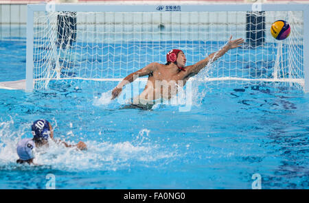 Foshan, la Cina della provincia di Guangdong. Xix Dec, 2015. Katsuyuki Tanamura del Giappone compete durante gli uomini asiatici Pallanuoto campionato match contro l'Arabia Saudita, in Foshan, Cina del sud della provincia di Guangdong, Dic 19, 2015. Il Giappone ha vinto 31-1. © Mao Siqian/Xinhua/Alamy Live News Foto Stock