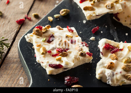 Festosa di cioccolato bianco corteccia vacanze con mirtillo palustre e Pistacchio Foto Stock