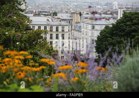 Vista di Parigi dalla Basilica del Sacro Cuore di Parigi, comunemente noto come Sacré-Coeur basilica, con fiori in primo piano Foto Stock