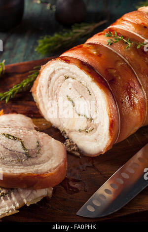 In casa la porchetta arrotolata arrosto con diverse erbe aromatiche Foto Stock