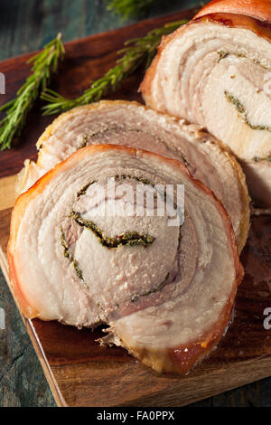 In casa la porchetta arrotolata arrosto con diverse erbe aromatiche Foto Stock